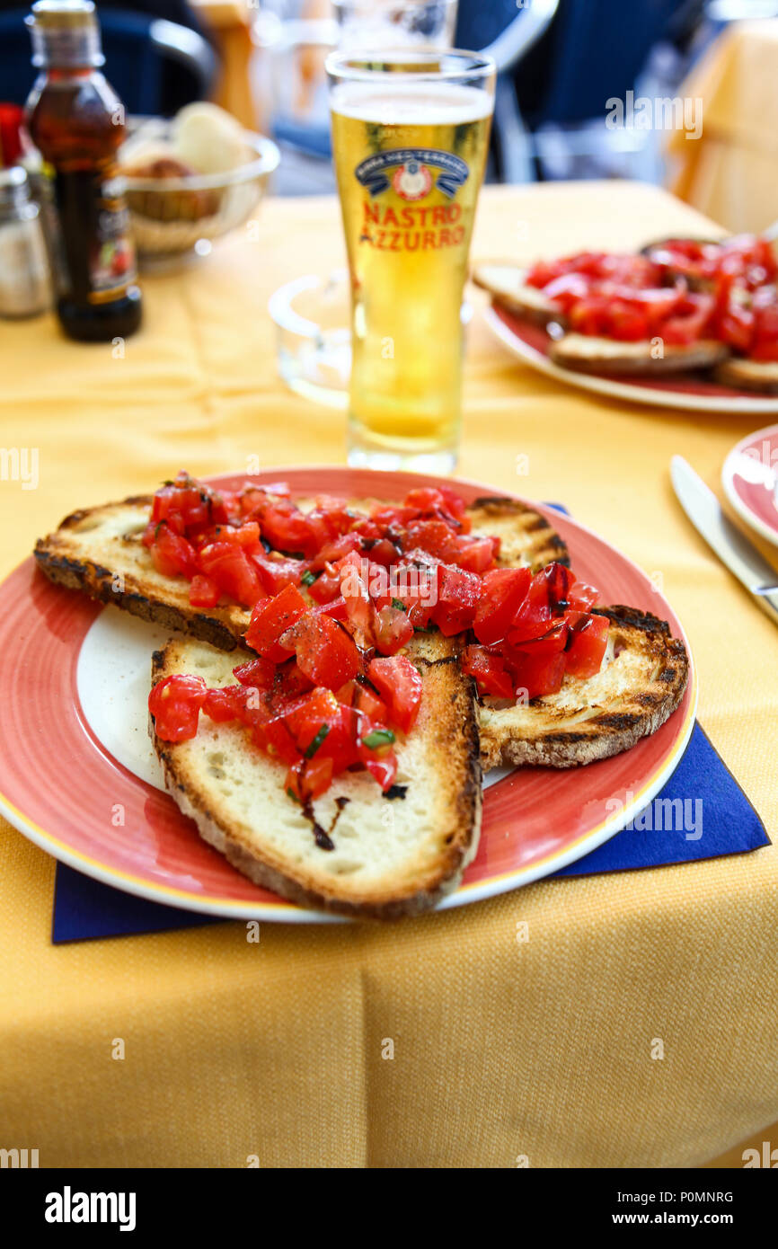 Tomaten Bruschetta auf ein Café Tabelle in Sorrento, Italien Stockfoto