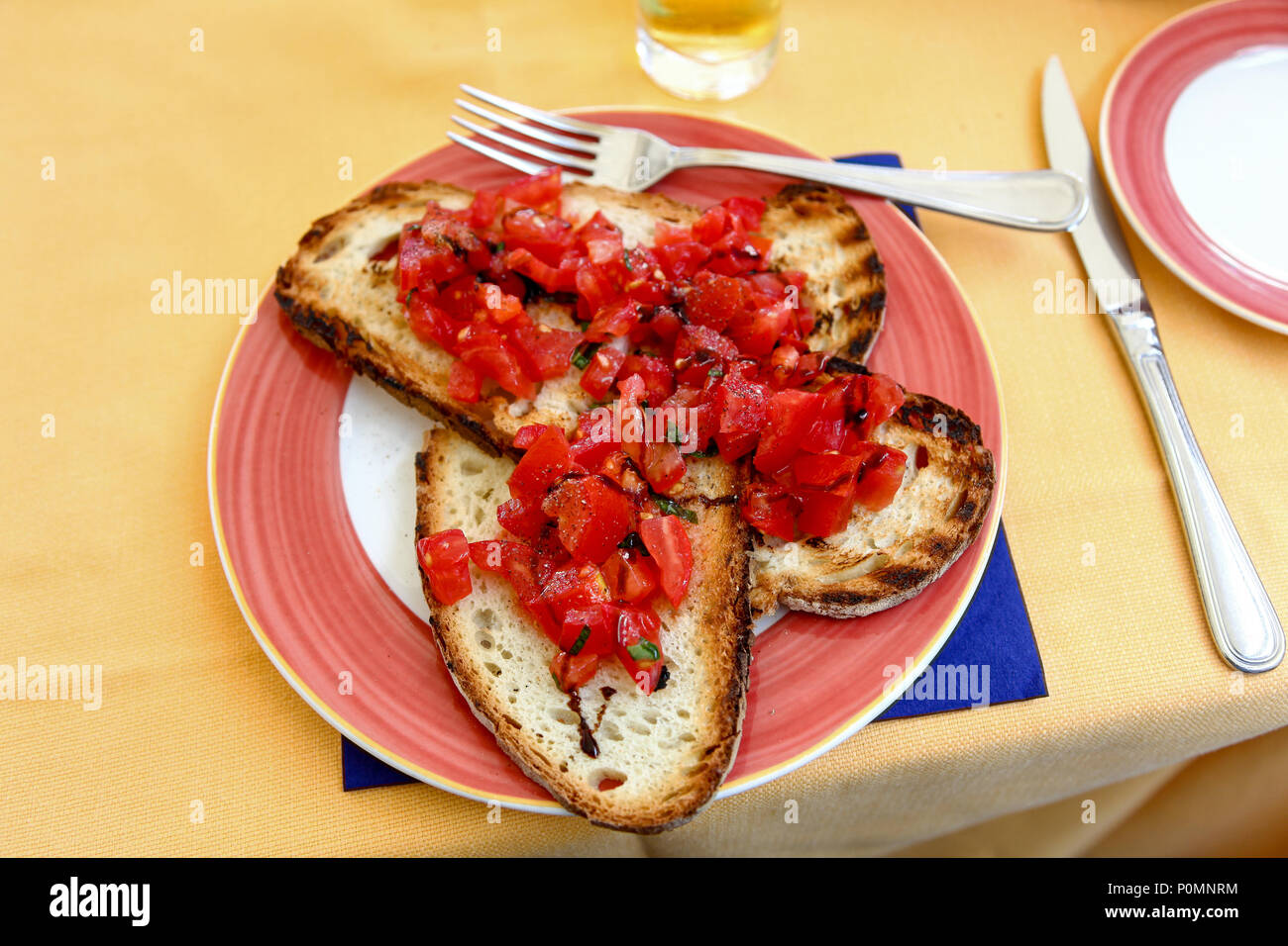 Tomaten Bruschetta auf ein Café Tabelle in Sorrento, Italien Stockfoto