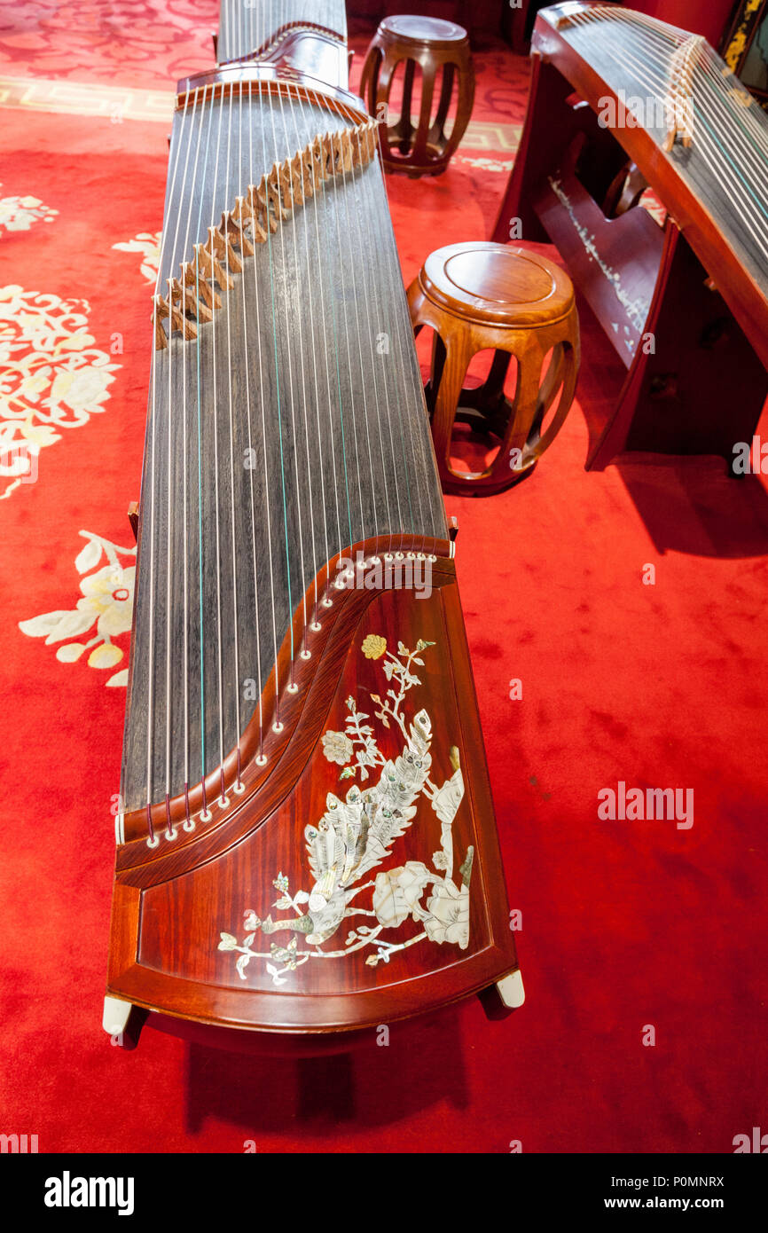 Yangzhou, Jiangsu, China. Guzheng, einem traditionellen chinesischen Saiteninstrument. Schlanke West Lake Park. Stockfoto