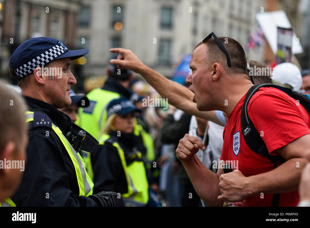 Anhänger von Tommy Robinson wie die EDL protestierten in London für seine Freilassung. Ein weißer Mann in England Fußballtrikot wütend auf die Polizei Stockfoto