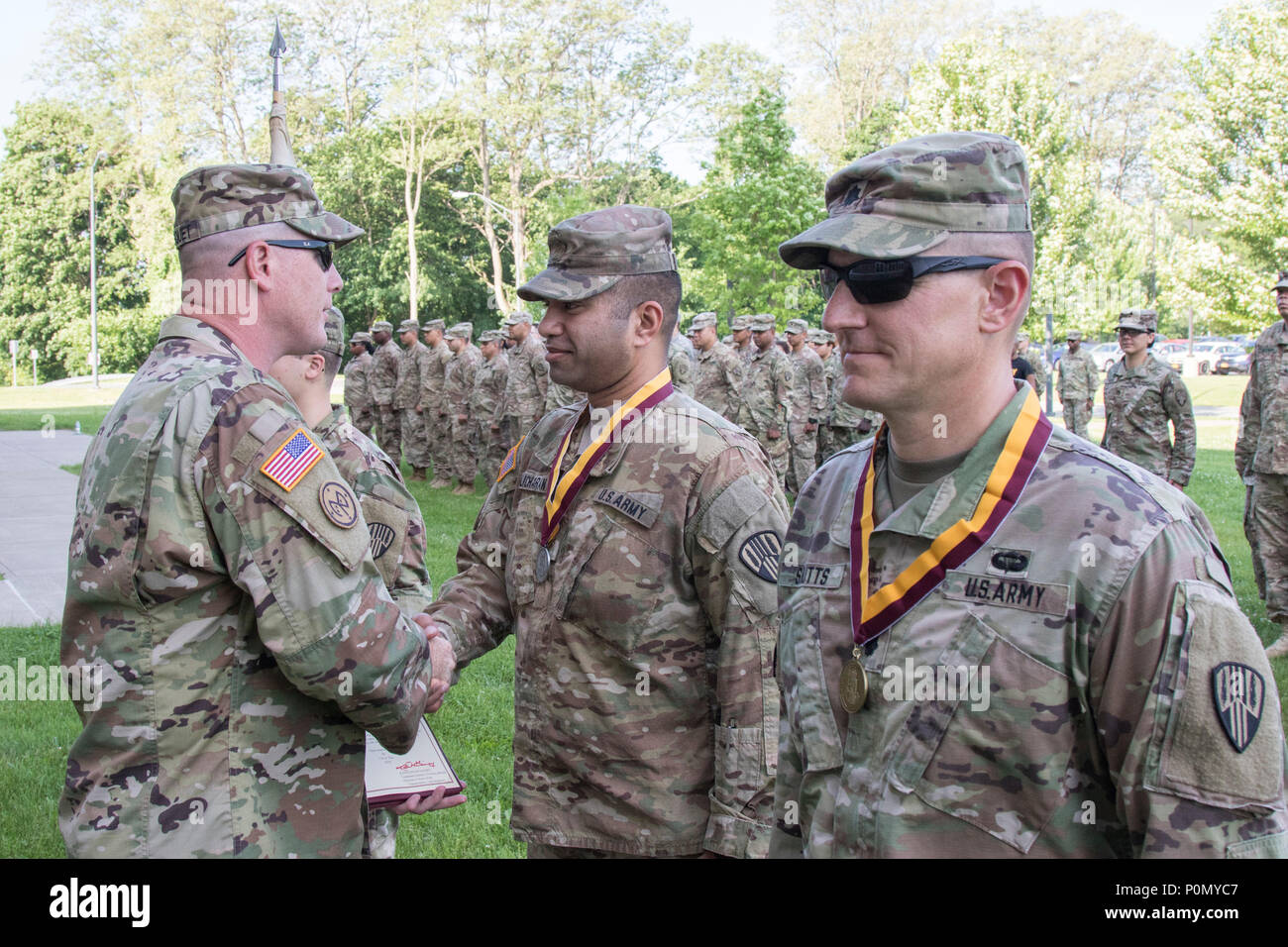 Us-Armee Maj Navin Kalicharan, Operations Officer der 369 Sustainment Brigade der New York Army National Guard, ist der Schirm von Saint Christopher von Oberst Stephen Bousquet, der Kommandant der 369. sustainment Brigade präsentiert, während einer Zeremonie im Camp Smith, N.Y., 2. Juni 2018. Der militärische Auftrag von Saint Christopher erkennt die Personen, die bedeutende Beiträge zur U.S. Army Transportation Corps gemacht haben. (U.S. Army National Guard Foto von Sgt. Jeremy Bratt) Stockfoto