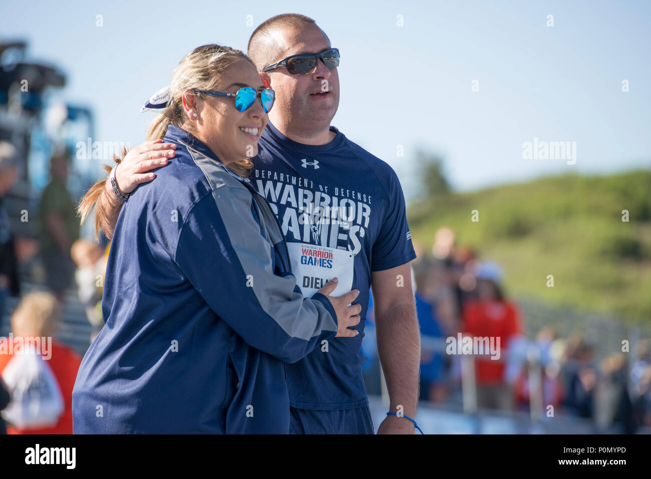 Marine Petty Officer Third Class Anthony Dieli gratuliert von seiner Frau Carolina nach der Ausführung in einem 400 Meter Rennen während der 2018 DoD Krieger Spiele bei der US Air Force Academy in Colorado Springs am 2. Juni 2018. Der Krieger Spiele sind eine jährliche Veranstaltung, 2010 gegründet, Verletzten, Kranken und Verletzten service Mitglieder auf adaptive Sport als Möglichkeit, ihre Genesung und Rehabilitation zu verbessern. (DoD Foto von Roger L. Wollenberg) Stockfoto