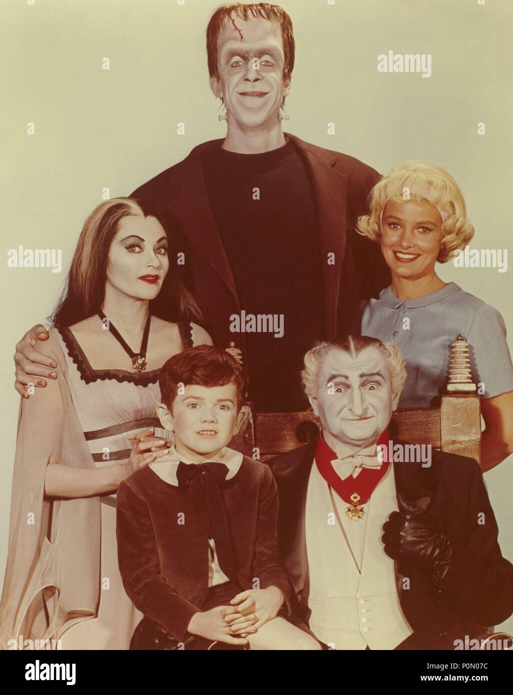 Original Film Titel: The Munsters. Englischer Titel: The Munsters. Jahr: 1964. Stars: YVONNE DE CARLO; FRED GWYNNE; BEVERLEY OWEN; BUTCH PATRICK; AL LEWIS. Quelle: CBS/MCA/Universal/Album Stockfoto