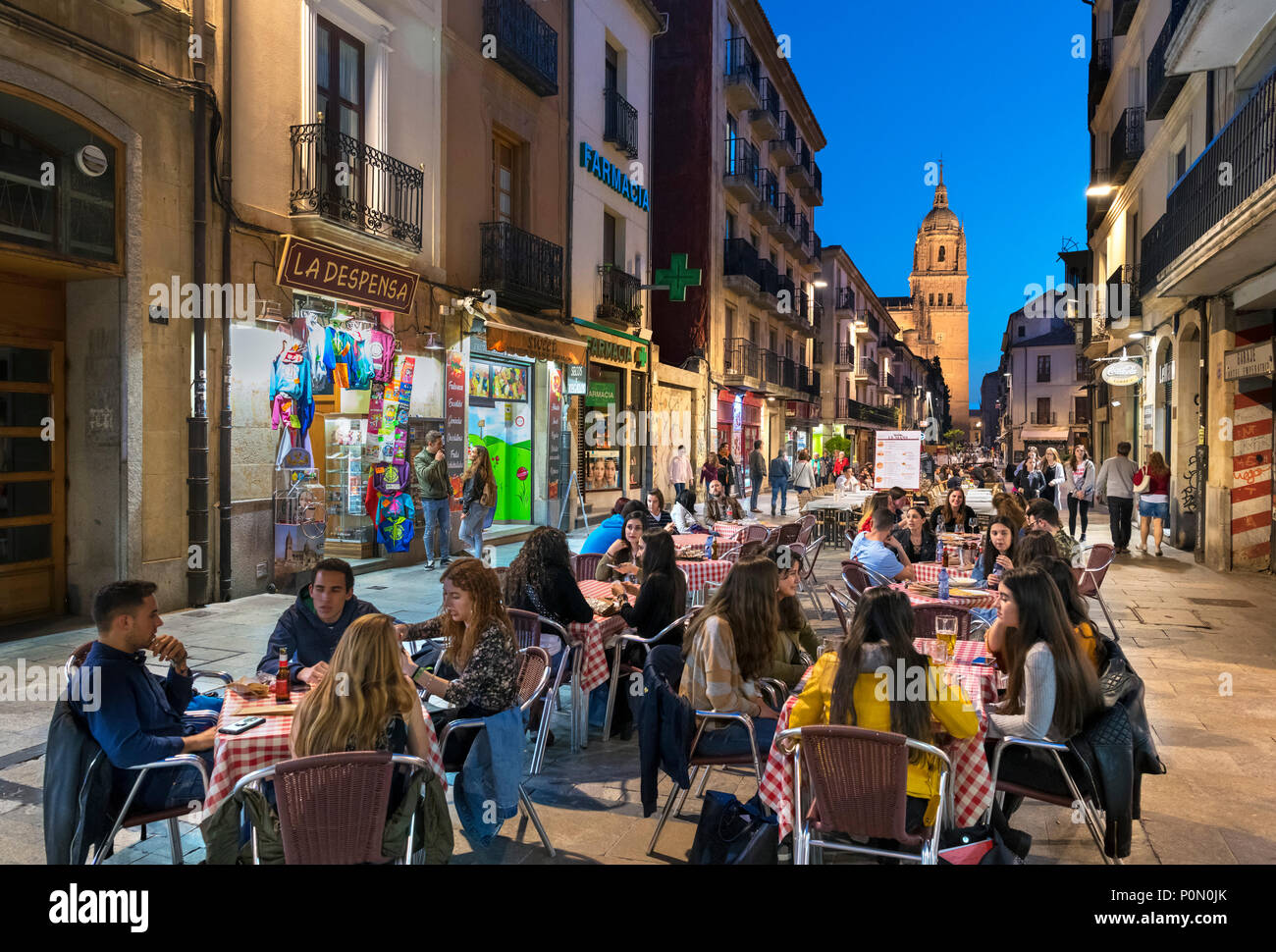 Salamanca, Spanien. Cafés und Restaurants in der Nacht in der Calle Rua Bürgermeister mit Blick auf den Turm der alten Kathedrale, Salamanca, Castilla y Leon, Spai Stockfoto