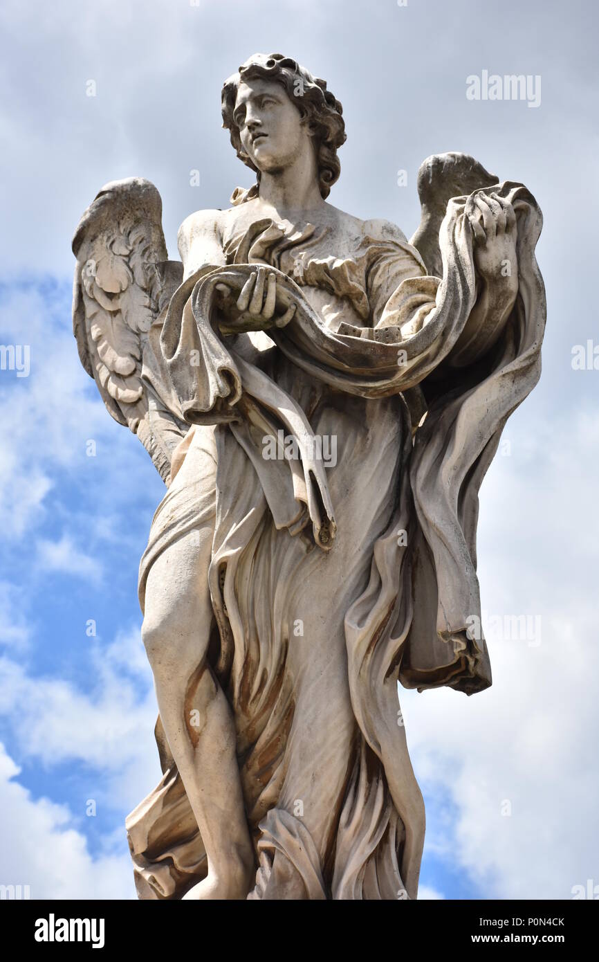 Rom, den 17. Mai 2018, Statuen der Engel von den Schülerinnen und Schülern von Bernini 1669 modelliert und auf der S. Angelo Brücke. Details und close-up Stockfoto