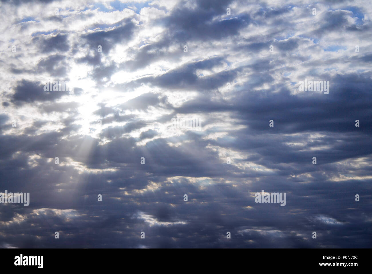 Foto von blauer Himmel mit Wolken an einem sonnigen Tag, Himmel mit Wolken und Sonnenstrahlen. Stockfoto