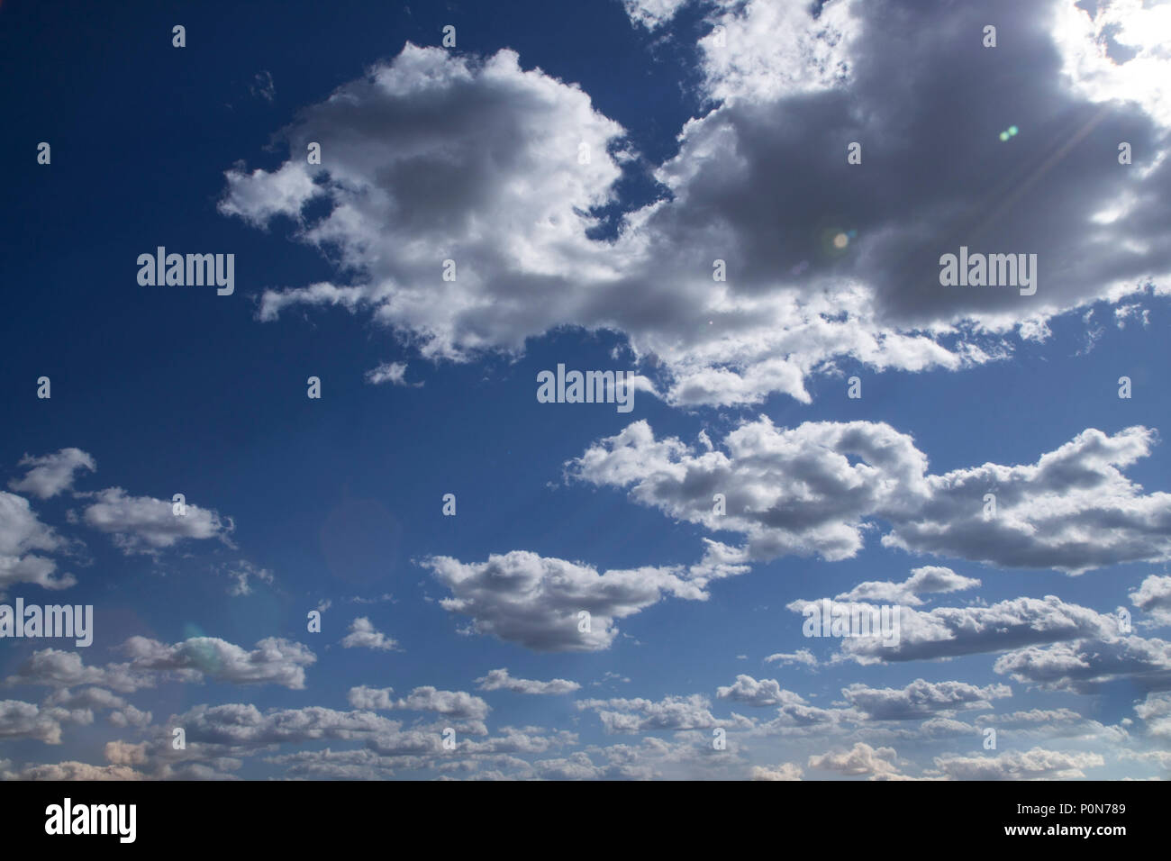 Foto von blauer Himmel mit Wolken an einem sonnigen Tag, Himmel mit Wolken und Sonne Stockfoto