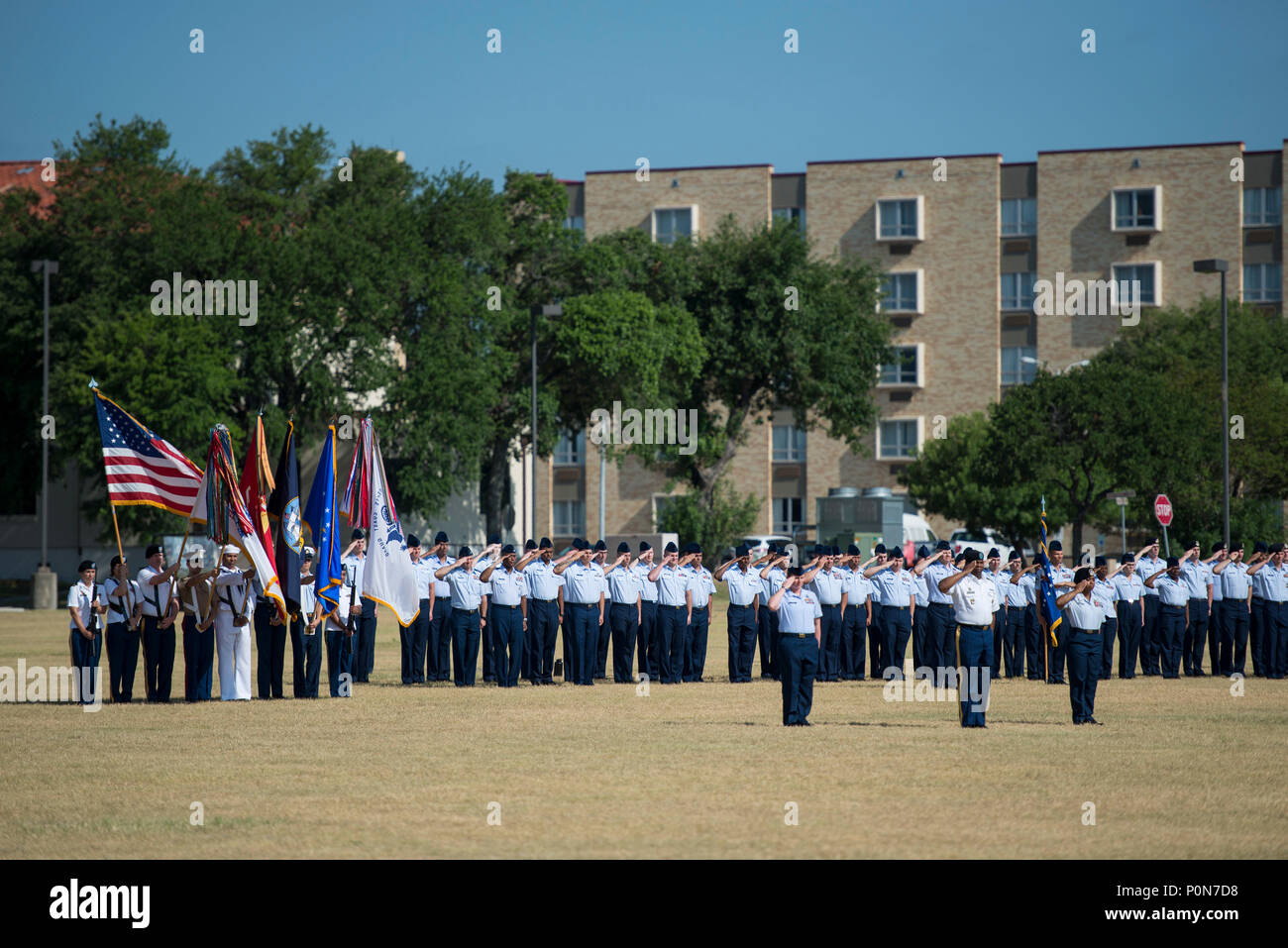 Mitglieder der 502Nd Air Base Wing salute während des Spielens der Nationalhymne während der Änderung des Befehls Zeremonie von Brig. Gen. Heather Pringle nach Brig. Gen. Laura L. Lenderman an JBSA-Fort Sam Houston MacArthur Parade Feld Juni 6, 2018. Die Änderung des Befehls Zeremonie stellt die formale Übergabe der Zuständigkeit, Befugnis und Verantwortlichkeit der Befehl von einem Offizier zu einem anderen. Pringle diente als Commander seit August 2016. Stockfoto