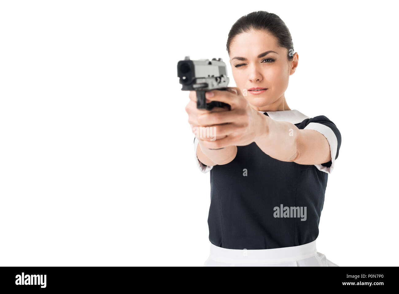 Lächelnde Frau in professionellen Maid Uniform isoliert auf weißem Stockfoto