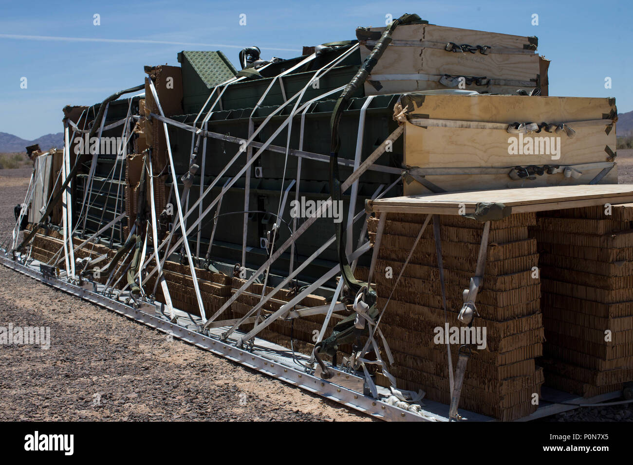 Ein 5-bay Medium Girder Bridge mit einem 32-Fuß-Typ V-Plattform bleibt nach der Landung auf einem vorgegebenen Landing Zone in Yuma Proving Ground, 5. Juni 2018 gesichert. Das 5-bay MGB wurde aus einer KC-130 Hercules mit Marine Antenne Refueler Transport Squadron 352 zur Unterstützung eines Aerial resupply Training Mission fallengelassen. (U.S. Marine Corps Foto von Sgt. Rodion Zabolotniy) Stockfoto