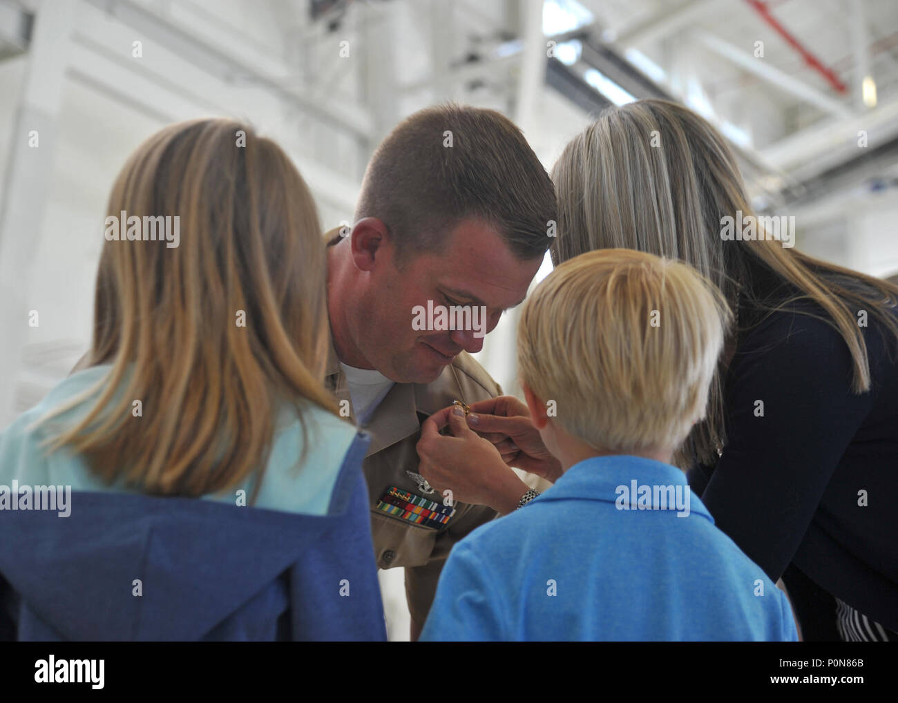 OAK Harbor, Washington (6. Juni 2018) - Senior Chief Aviation Elektriker Mate's Joshua Bouge, angeschlossen an Patrol Squadron (VP) 47, von seiner Frau während einer Zeremonie im Hangar 6 am Naval Air Station Whidbey Island (NASWI) verstiftet ist. VP-47 ist eine maritime Patrol squadron derzeit Station in NASWI. Die goldenen Schwertkämpfer fliegen die P-8A Poseidon, Premiere der Marine long range Anti-U-Boot-Krieg Plattform und Heimatschutz als der dritten Flotte Unterstützung der pazifischen Flotte und Küstenwache Bezirk 14 Ziele angenommen. (U.S. Marine Foto von Mass Communication Specialist 1. Klasse Kevin A. Flinn/freigegeben) Stockfoto