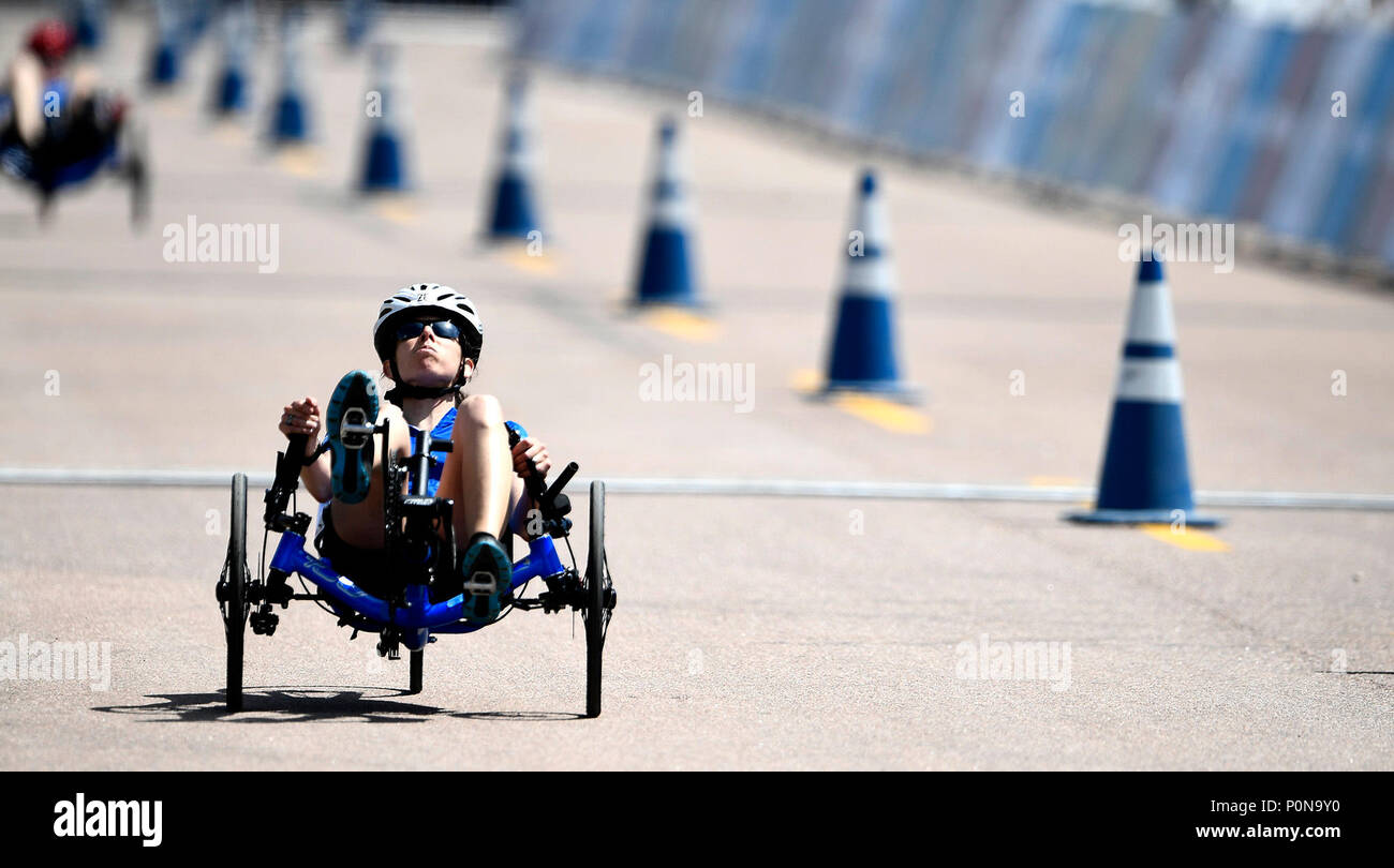 Team Luftwaffe Mitglied Oberstleutnant Audra Lyons konkurriert im Verteidigungsministerium Krieger Spiele Radfahren Konkurrenz an der US Air Force Academy in Colorado Springs, Colorado, 6. Juni 2018. Konkurrieren in der Spiele sind service Mitglieder und Veteranen mit Oberkörper, niedriger - Körper und Rückenmarksverletzungen; Schädel-Hirn-Verletzungen; Sehbehinderung; schwere Krankheiten; und post-traumatischen Stress. Jeder der 39 teilnehmenden Athleten der Luftwaffe wird in einem oder mehreren der 11 Sportarten wie Bogenschießen, Radfahren, Schießen konkurrieren, Volleyball, Schwimmen, Leichtathletik, und Rollstuhl Basketball, Innen Stockfoto