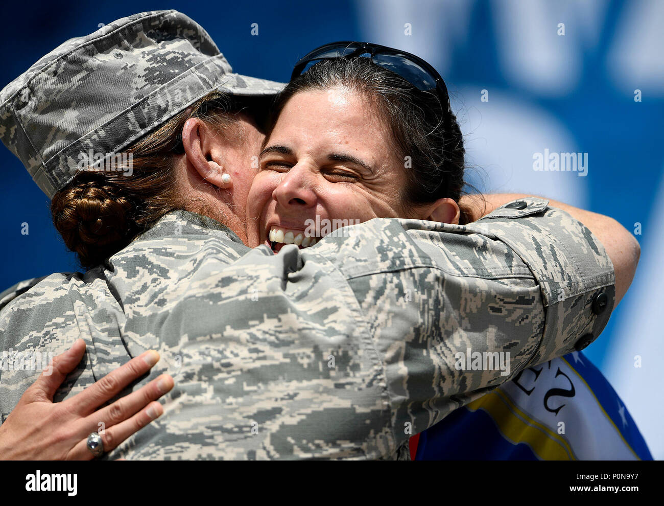 Team Luftwaffe Mitglied Oberstleutnant Audra Lyons Umarmungen Brig. Gen. Kathleen Koch, Geschäftsführer der Air Force Services, während ein Verteidigungsministerium Krieger spiele Siegerehrung bei der US Air Force Academy in Colorado Springs, Colorado, 4. Juni 2018. Konkurrieren in der Spiele sind service Mitglieder und Veteranen mit Oberkörper, niedriger - Körper und Rückenmarksverletzungen; Schädel-Hirn-Verletzungen; Sehbehinderung; schwere Krankheiten; und post-traumatischen Stress. Jeder der 39 teilnehmenden Athleten der Luftwaffe wird in einem oder mehreren der 11 Sportarten wie Bogenschießen, Radfahren, Schießen konkurrieren, Volleyball, Schwimmen, Stockfoto