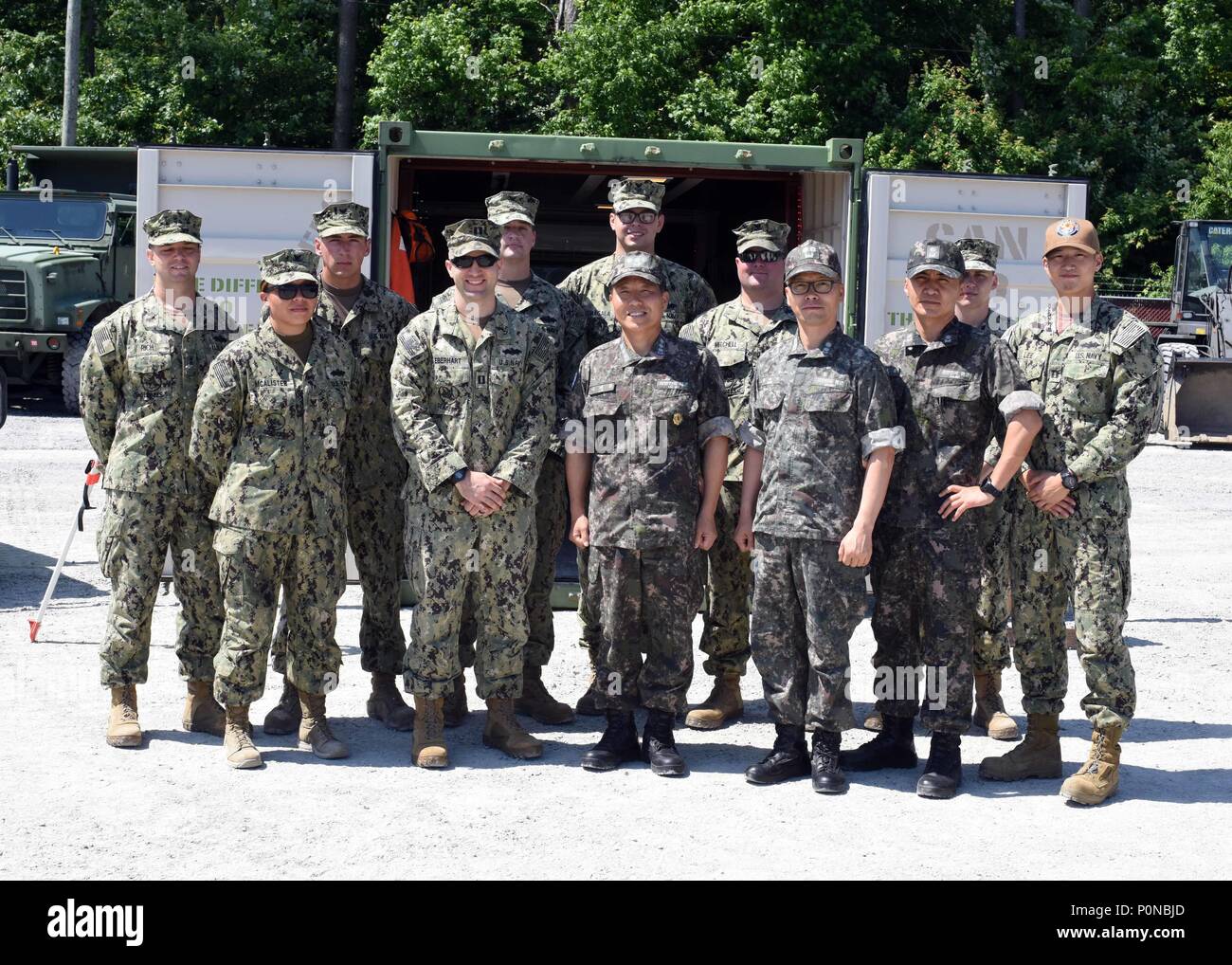 180607-N-NZ 491-063 Virginia Beach, Virginia (16. Juni 2018) Kapitän Lee Rae gewonnen, Leiter der Bauingenieure, Republik Korea Marine (Mitte) stellt mit Ingenieuren aus der Republik Korea Marine und Bau Bataillon Wartungseinheit 202 Segler auf gemeinsame Expeditionary Base wenig Creek-Fort Geschichte. Marine Expedtionary Combat Command's Seabee Einheiten liefern Bau Fähigkeiten zur Unterstützung der militärischen Operationen und öffentliche Arbeiten Projekte rund um die Welt. (U.S. Marine Foto von Mass Communication Specialist 3. Klasse Lisa Reese/Freigegeben) Stockfoto