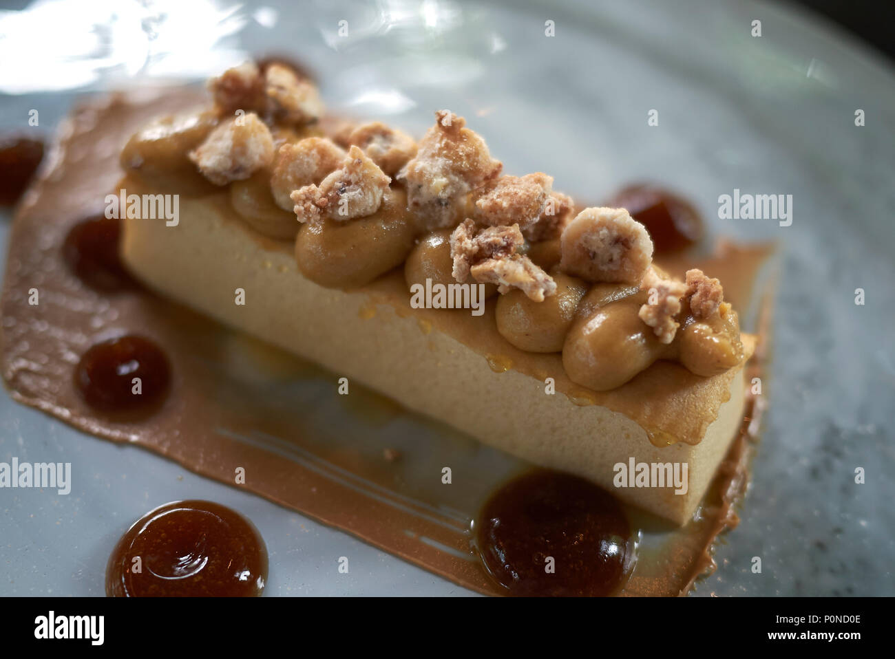 Hazenut Kuchen mit Kaffee Tropfen Stockfoto