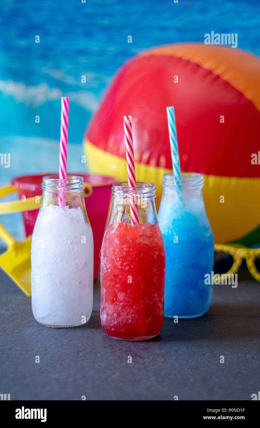 Limonade Slush, Slush- und Erdbeere Heidelbeere Schneematsch. patriotischen kühle Getränke für Ihre 4. Juli Picknick oder am Strand Stockfoto