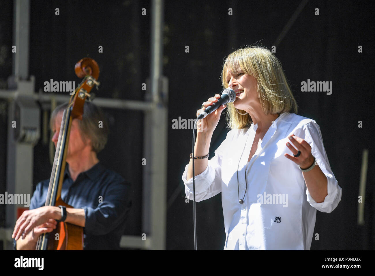 Cajsastina Åkerström gab eine geschätzte kostenlose öffentliche Konzert während der Nationalen Tag Feier im Olai Park von Norrköping. Stockfoto