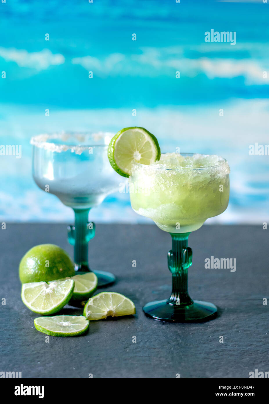 Kalt und eisig Frozen margarita Getränke mit Schichten aus Kalk Stockfoto