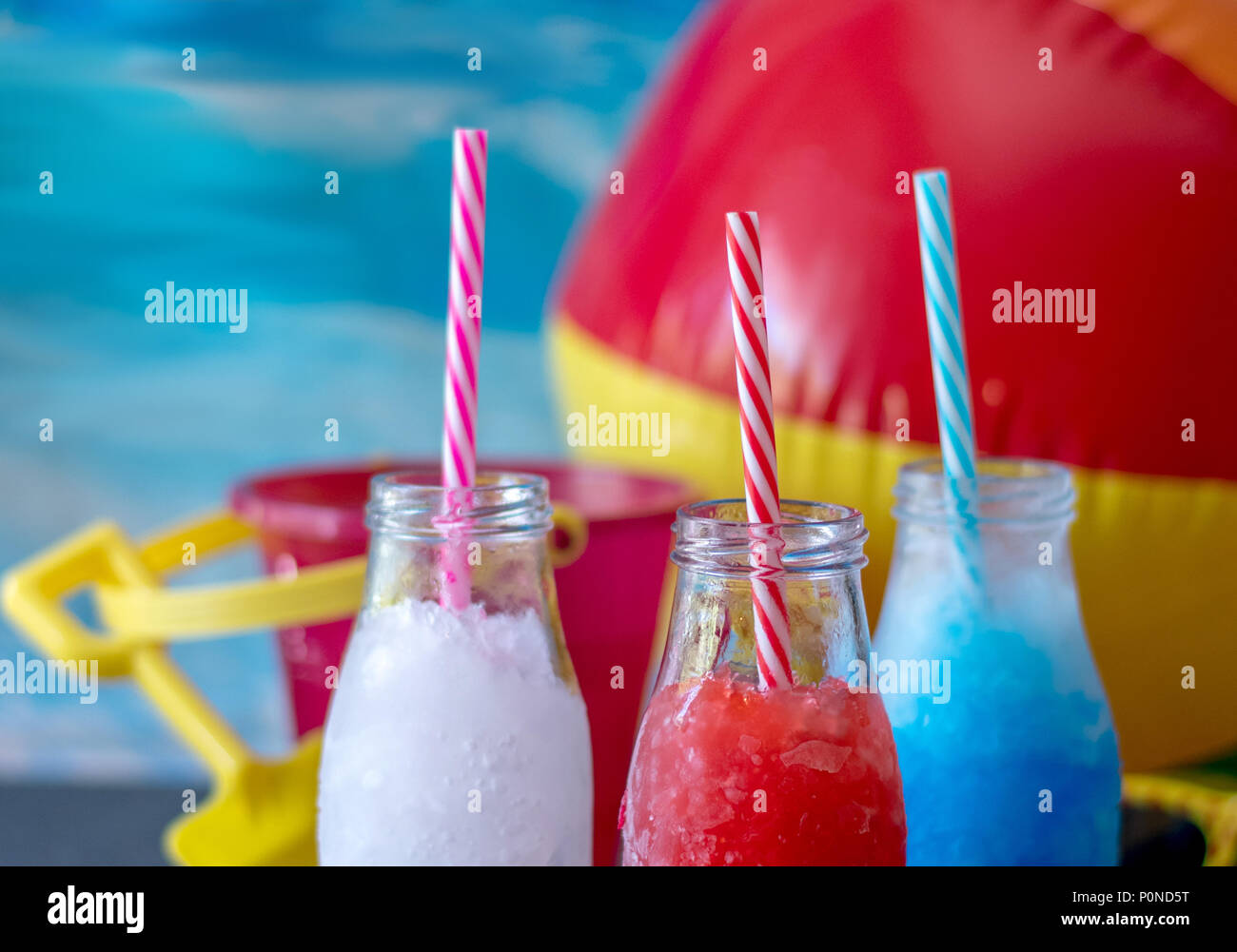 Gefrorene rote weiße und blaue Slushes für die Kinder wird ein Hit am 4. Juli Sommerfest. Stockfoto