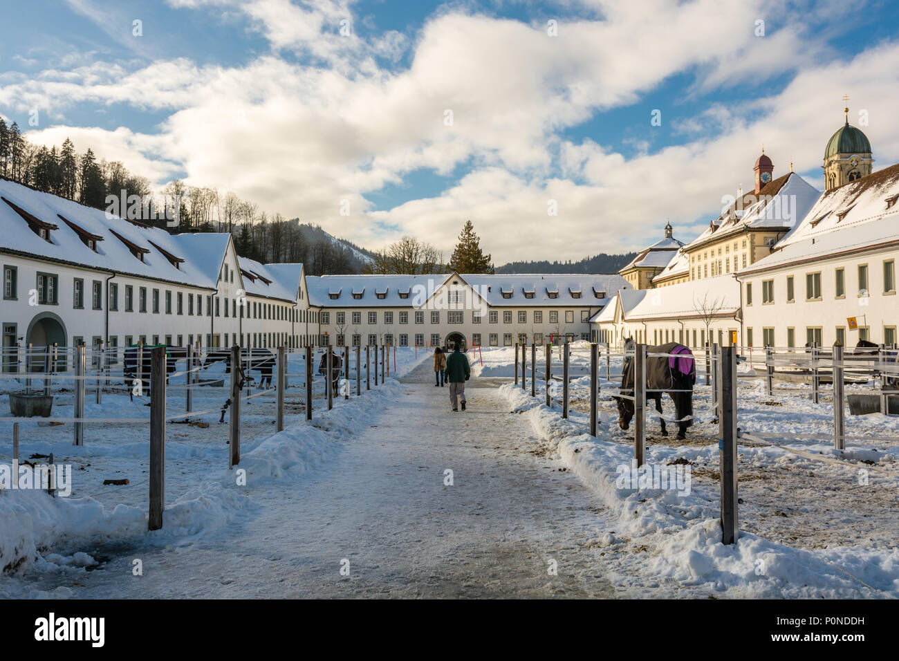 EINSIEDELN, Schweiz - Januar 2016 - Menschen zu Fuß durch die Ställe neben Kloster Einsiedeln im Kanton Schwyz, Schweiz Stockfoto