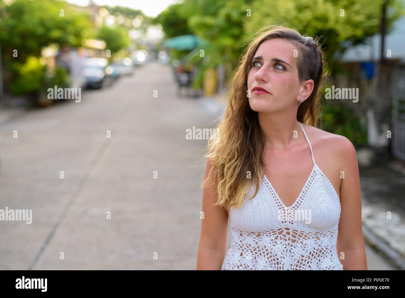 Junge schöne Hispanic touristische Frau in den Straßen im Außenbereich Stockfoto
