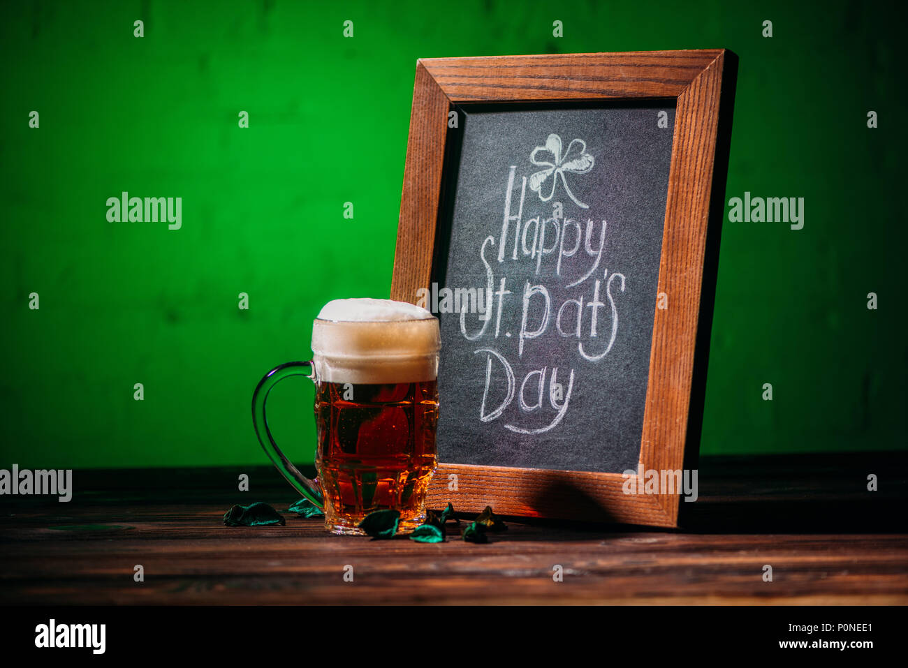 Holzrahmen mit Happy st patricks day Inschrift und Glas Bier auf Tisch Stockfoto
