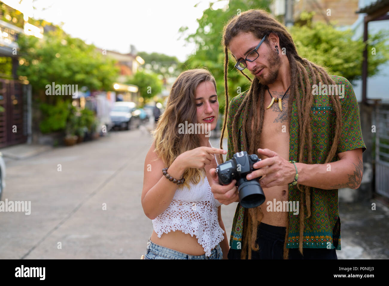 Junge Hispanic touristische Paar zusammen in den Straßen im Außenbereich Stockfoto