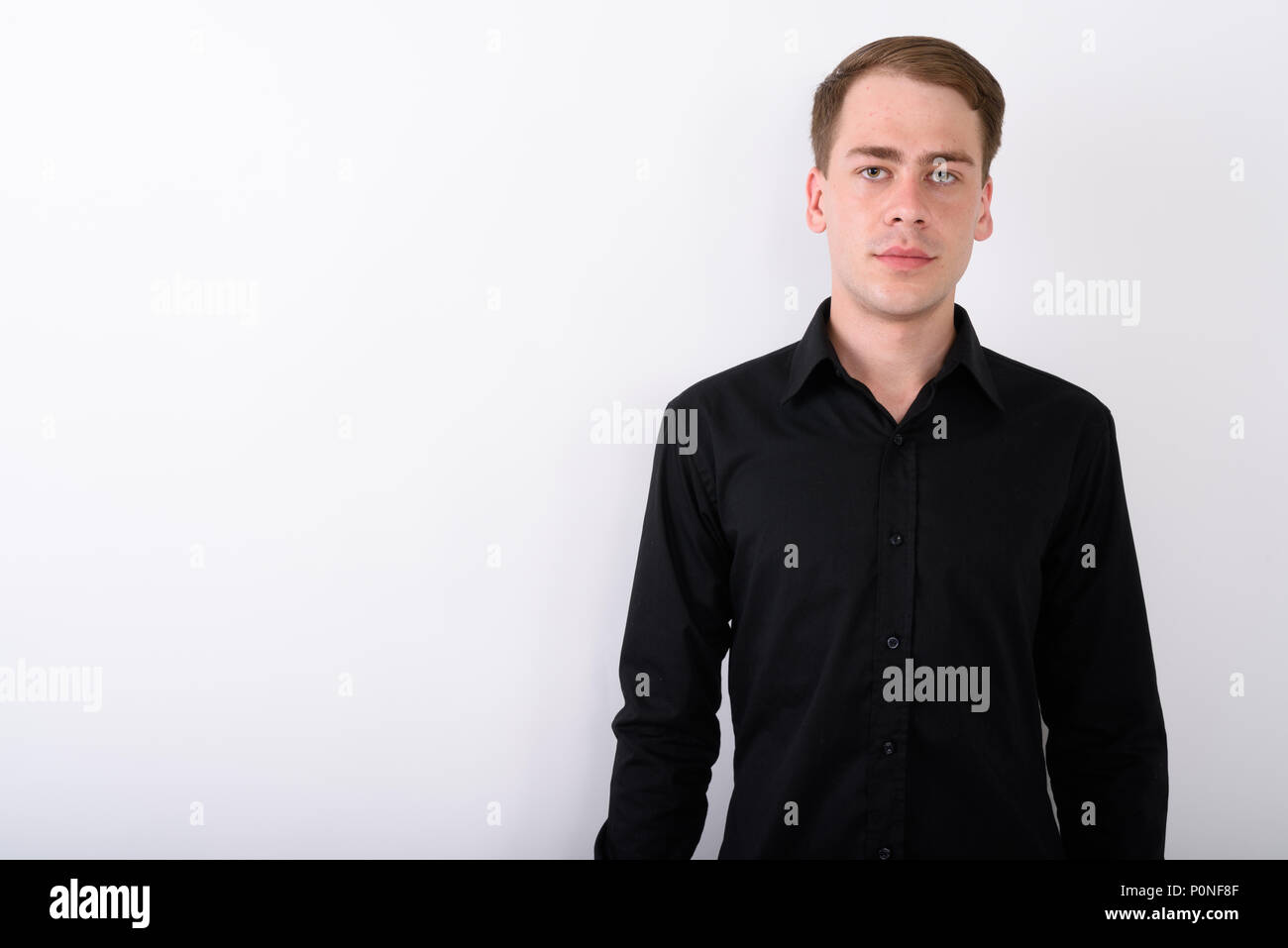 Junge gut aussehender Geschäftsmann vor weißem Hintergrund Stockfoto