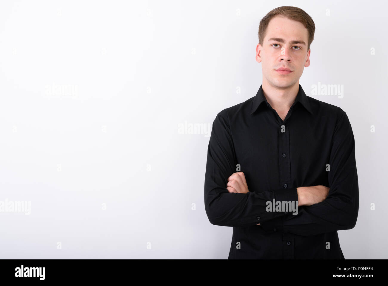 Junge gut aussehender Geschäftsmann vor weißem Hintergrund Stockfoto