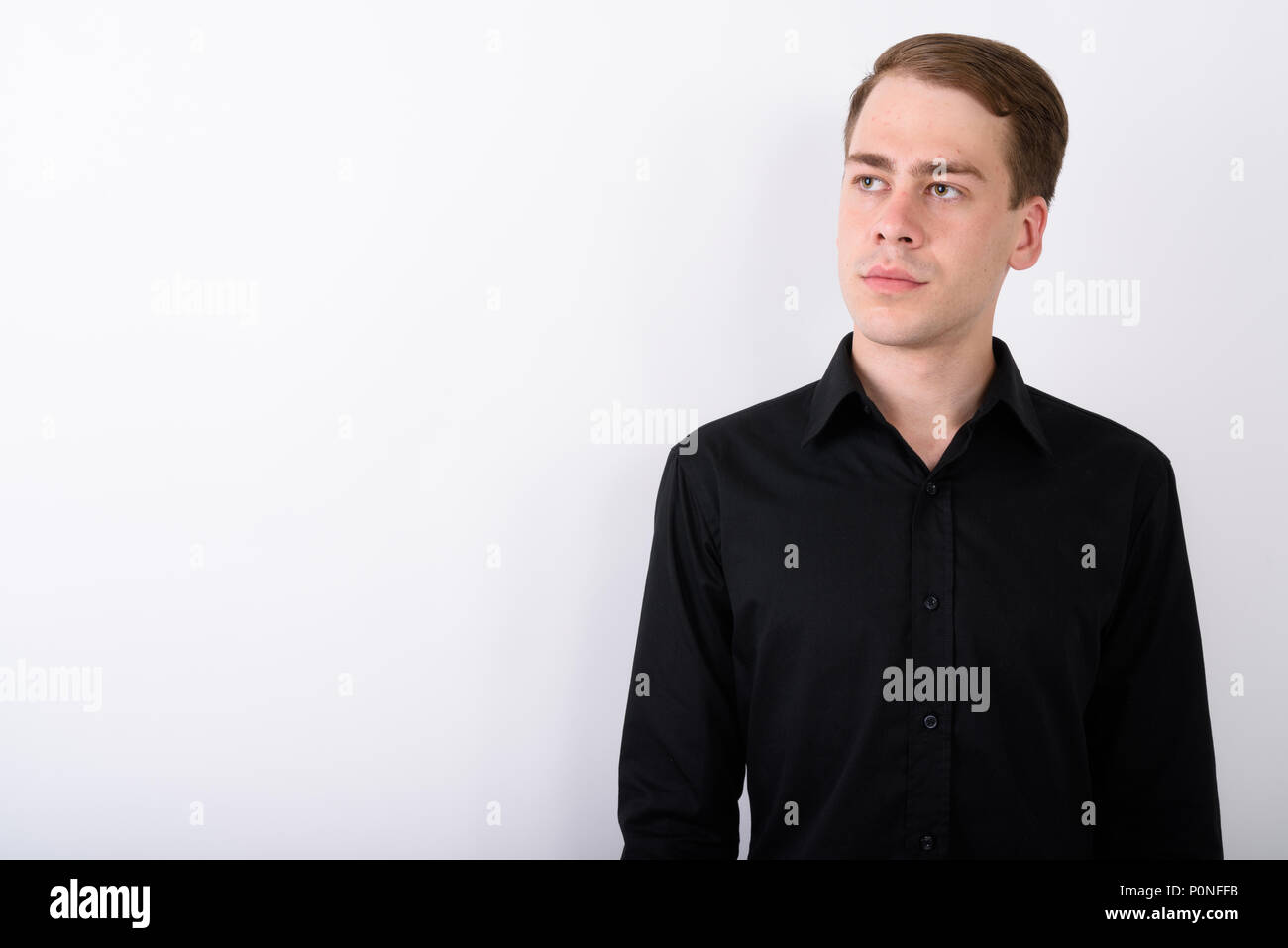 Junge gut aussehender Geschäftsmann vor weißem Hintergrund Stockfoto