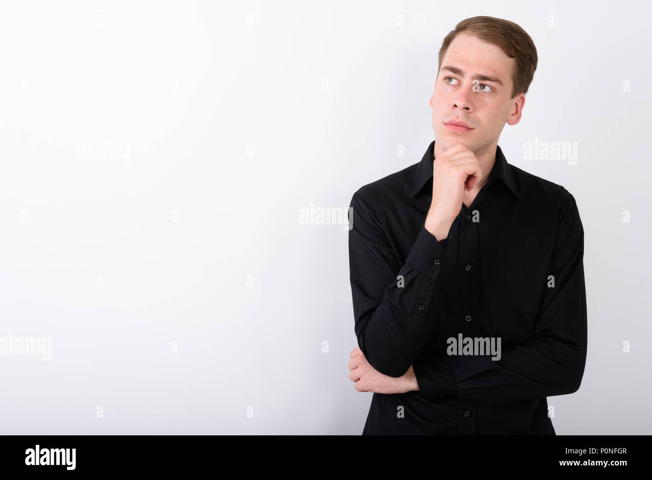 Junge gut aussehender Geschäftsmann vor weißem Hintergrund Stockfoto