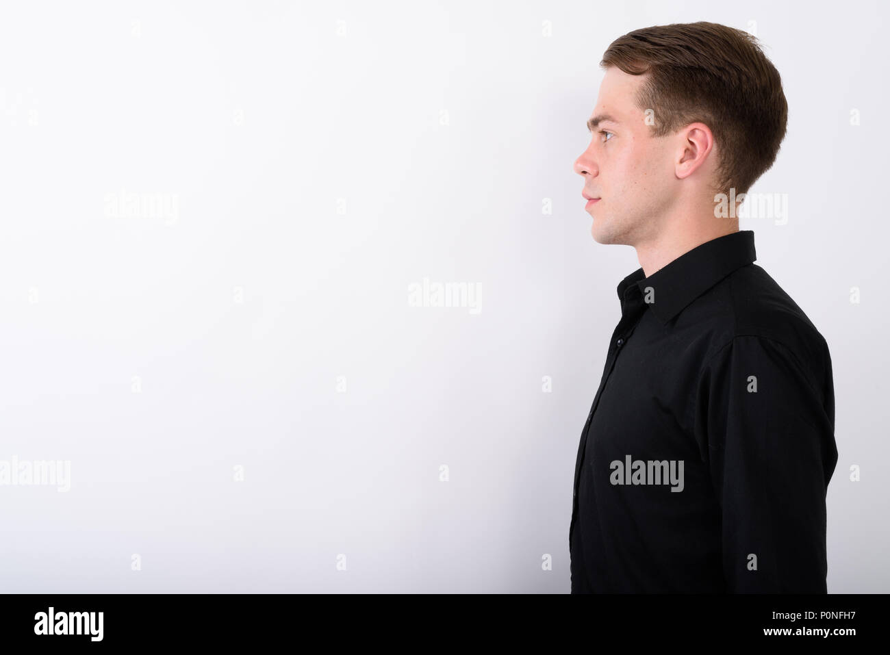 Junge gut aussehender Geschäftsmann vor weißem Hintergrund Stockfoto