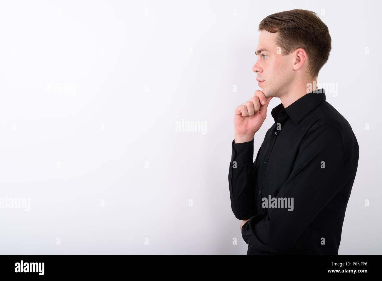 Junge gut aussehender Geschäftsmann vor weißem Hintergrund Stockfoto