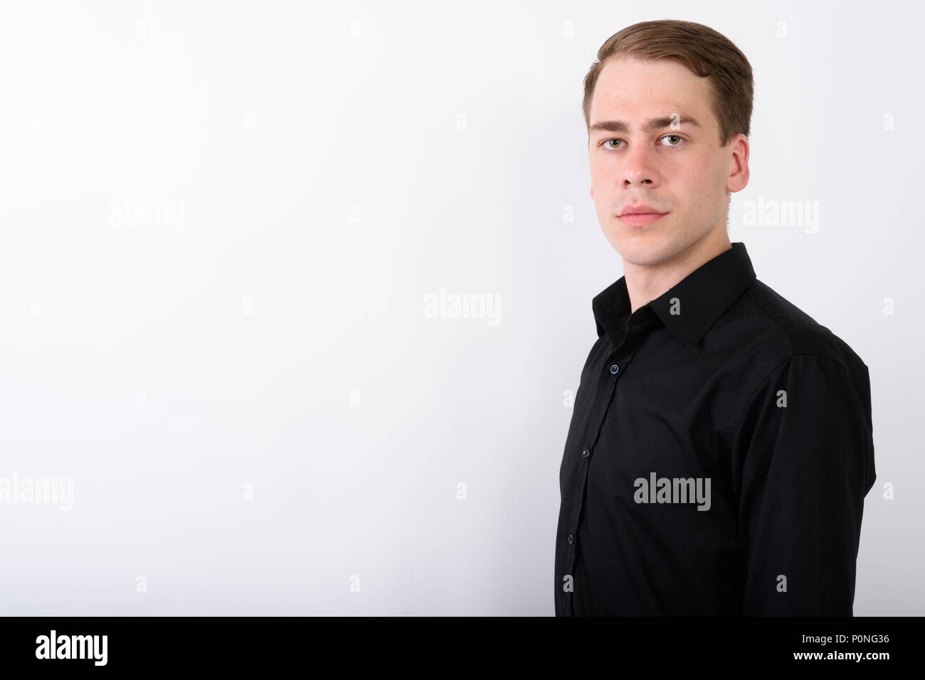 Junge gut aussehender Geschäftsmann vor weißem Hintergrund Stockfoto
