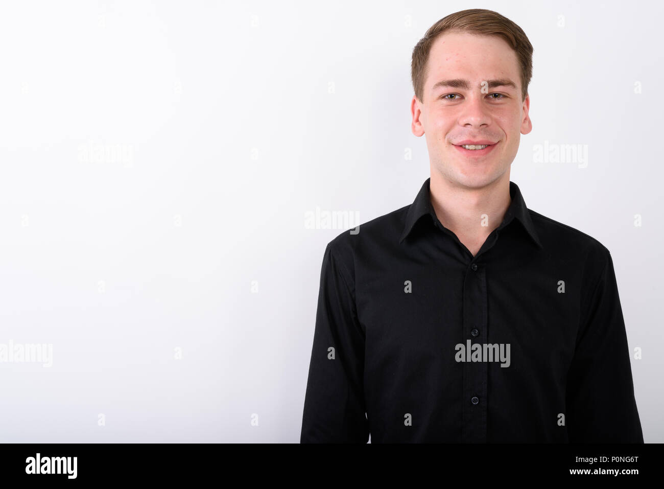 Junge gut aussehender Geschäftsmann vor weißem Hintergrund Stockfoto