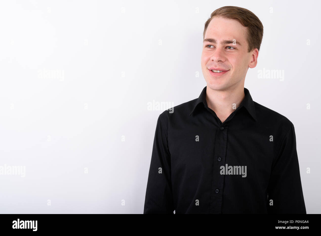 Junge gut aussehender Geschäftsmann vor weißem Hintergrund Stockfoto
