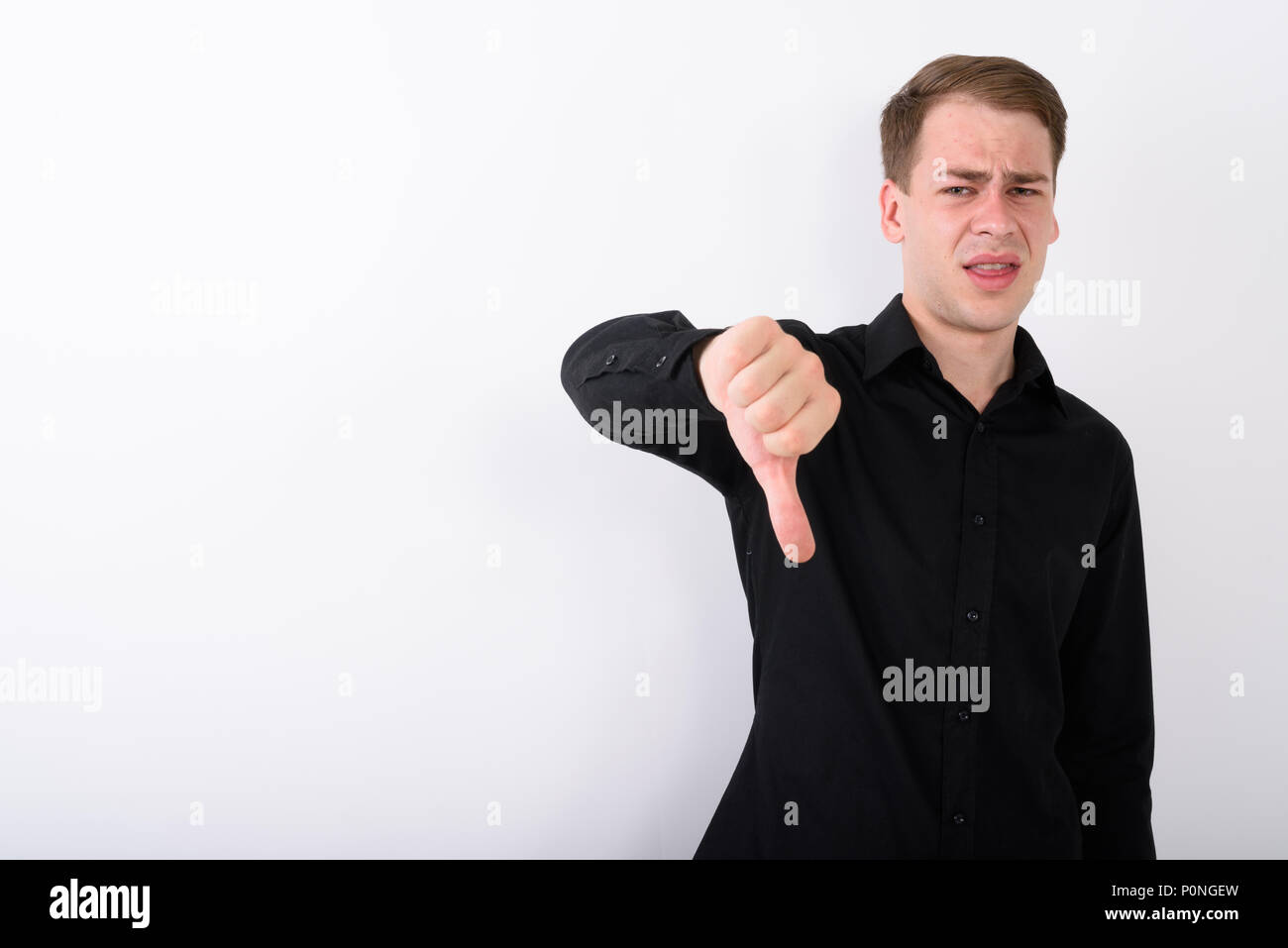 Junge gut aussehender Geschäftsmann vor weißem Hintergrund Stockfoto