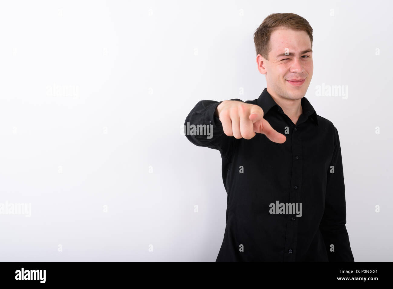 Junge gut aussehender Geschäftsmann vor weißem Hintergrund Stockfoto