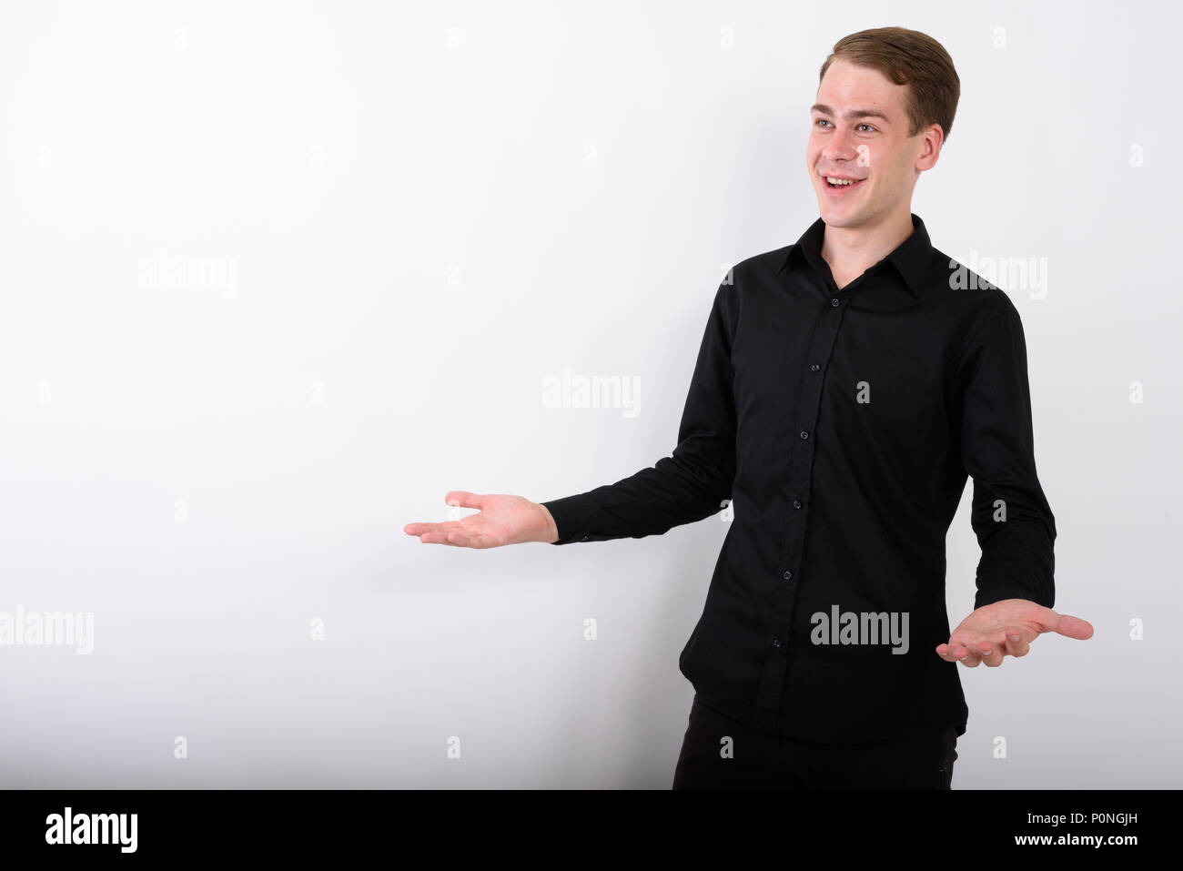 Junge gut aussehender Geschäftsmann vor weißem Hintergrund Stockfoto