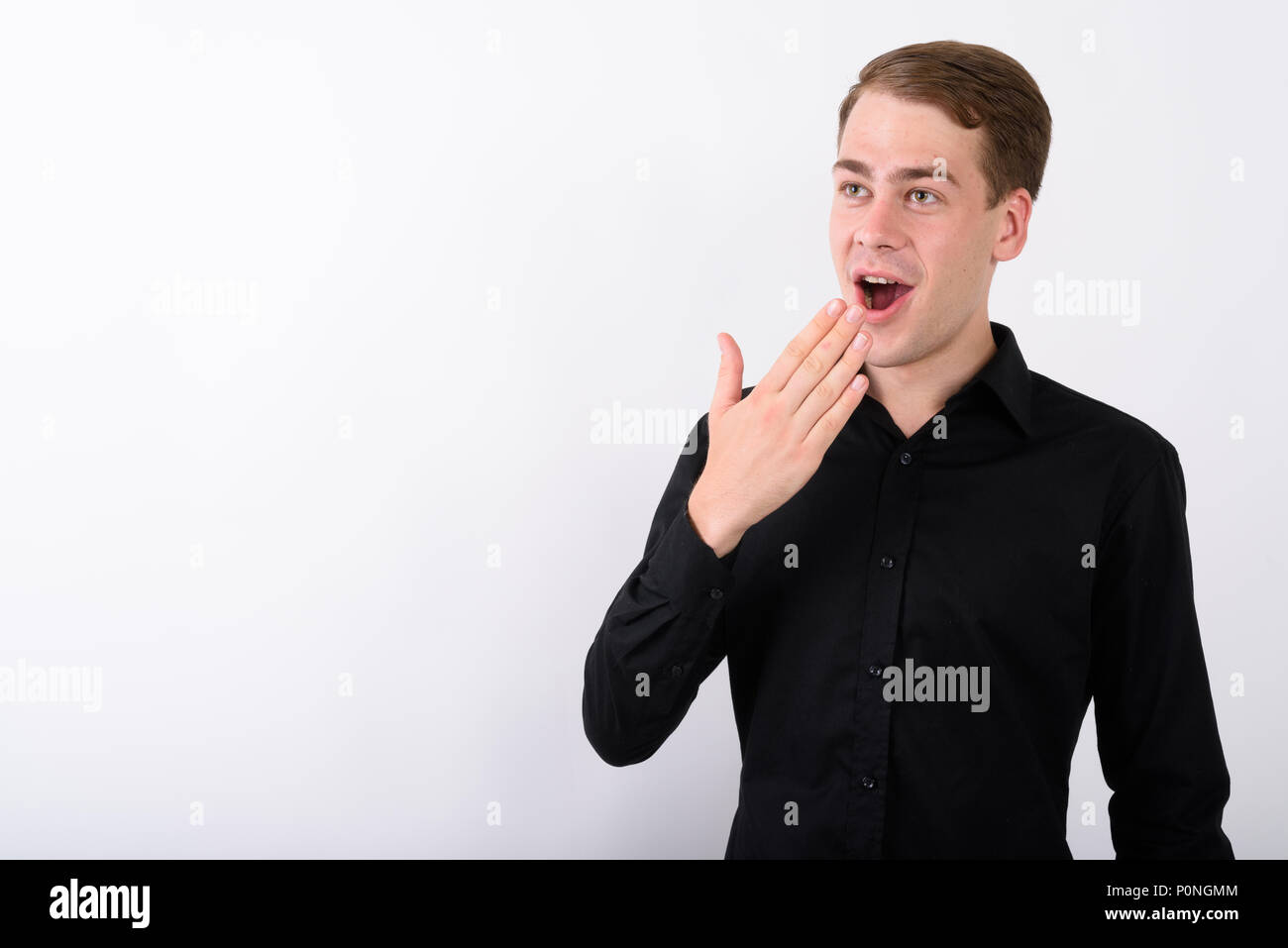 Junge gut aussehender Geschäftsmann vor weißem Hintergrund Stockfoto