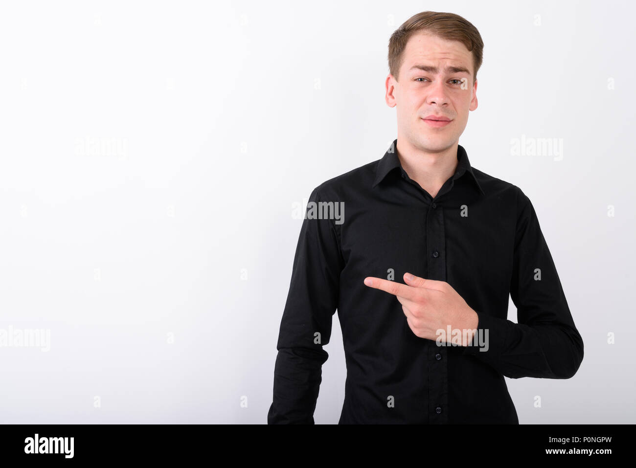 Junge gut aussehender Geschäftsmann vor weißem Hintergrund Stockfoto