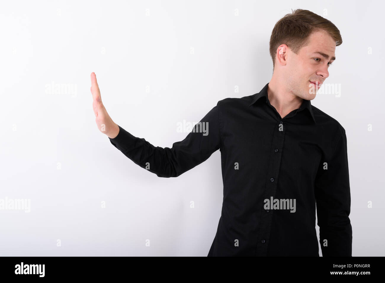 Junge gut aussehender Geschäftsmann vor weißem Hintergrund Stockfoto