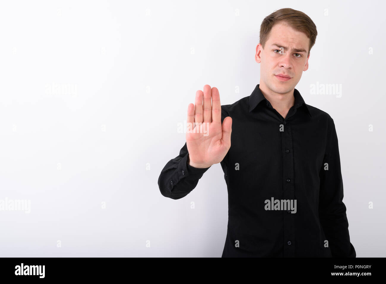 Junge gut aussehender Geschäftsmann vor weißem Hintergrund Stockfoto