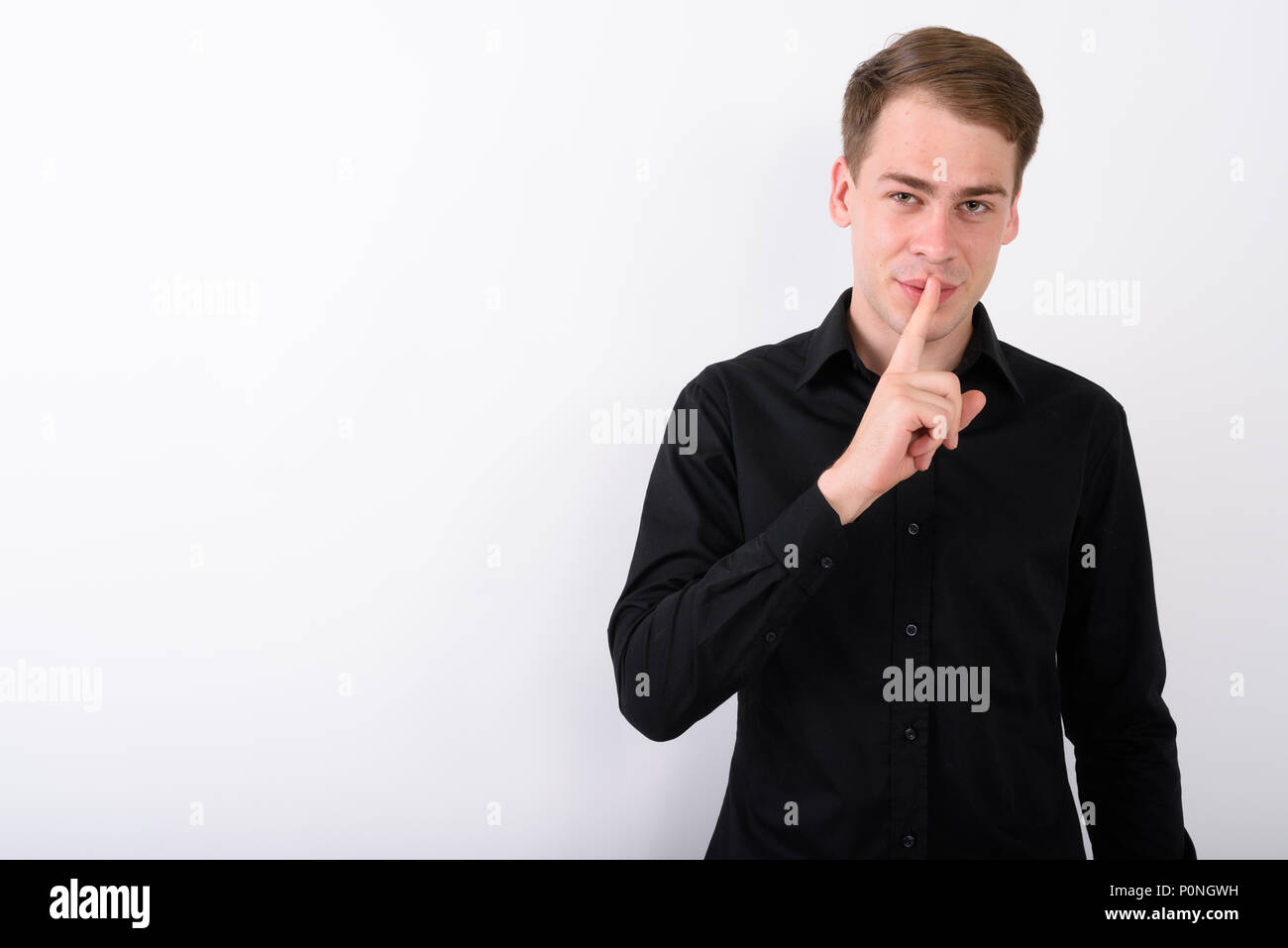 Junge gut aussehender Geschäftsmann vor weißem Hintergrund Stockfoto