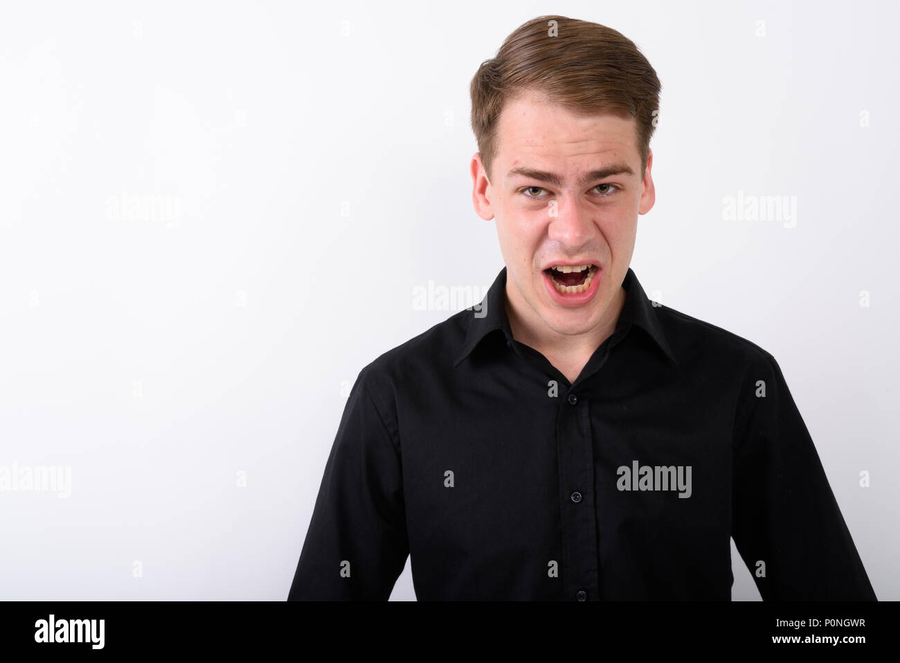 Junge gut aussehender Geschäftsmann vor weißem Hintergrund Stockfoto
