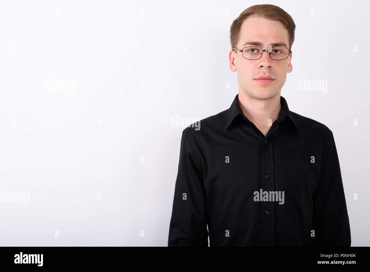 Junge gut aussehender Geschäftsmann vor weißem Hintergrund Stockfoto