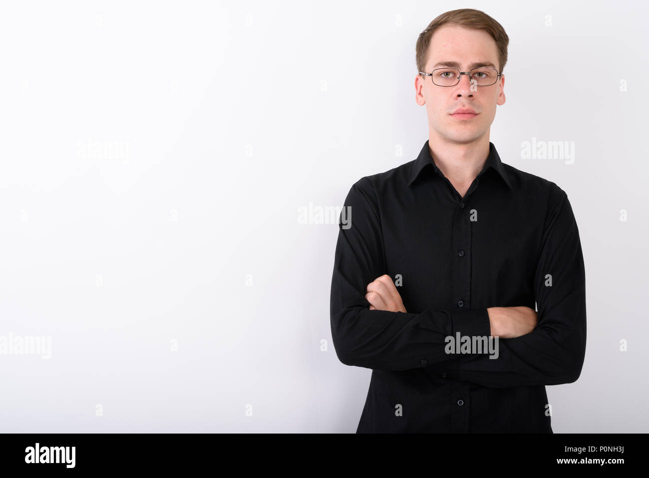 Junge gut aussehender Geschäftsmann vor weißem Hintergrund Stockfoto