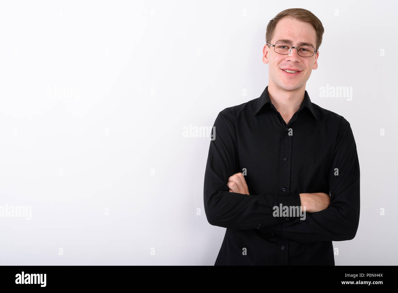Junge gut aussehender Geschäftsmann vor weißem Hintergrund Stockfoto