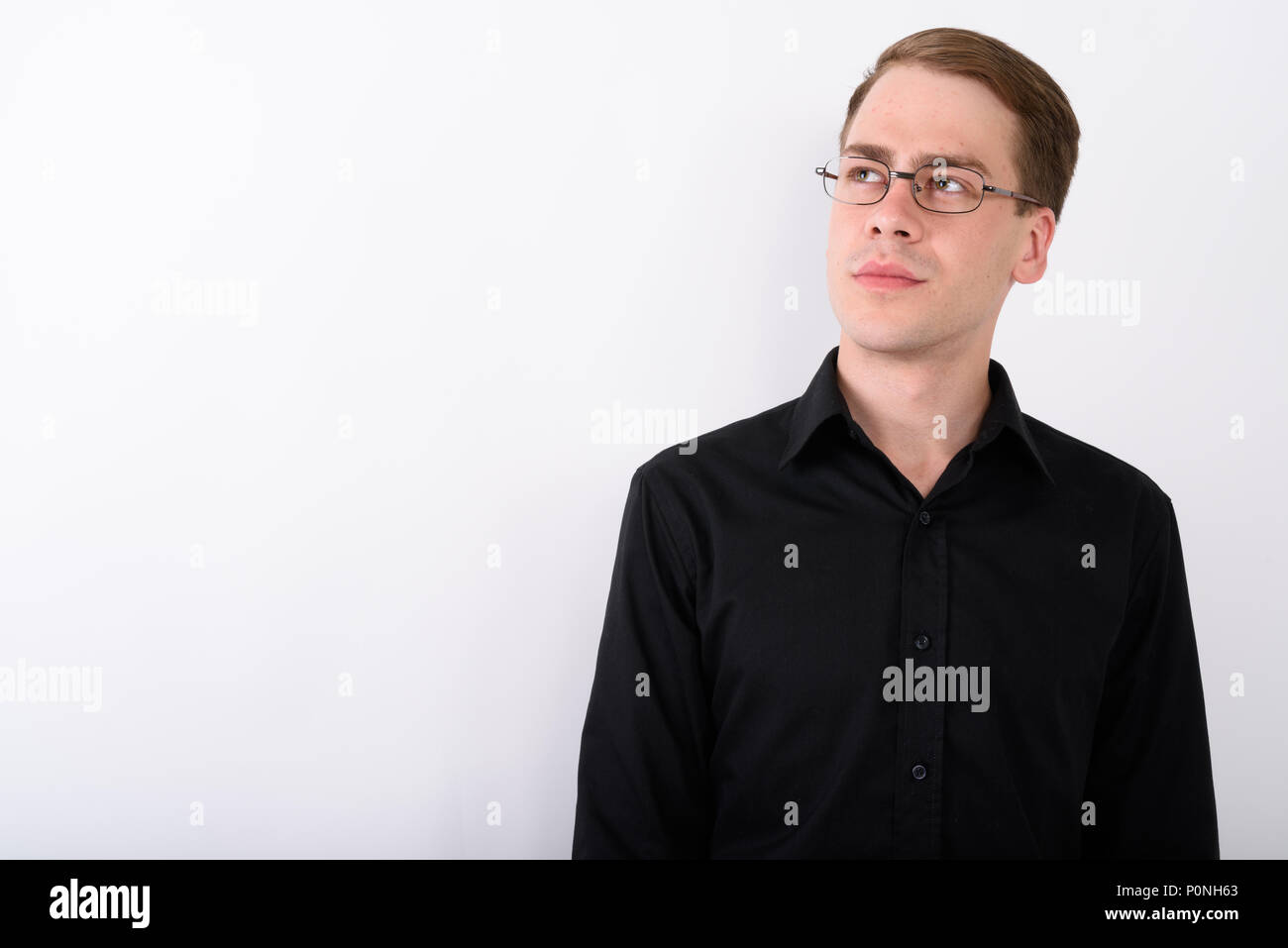 Junge gut aussehender Geschäftsmann vor weißem Hintergrund Stockfoto