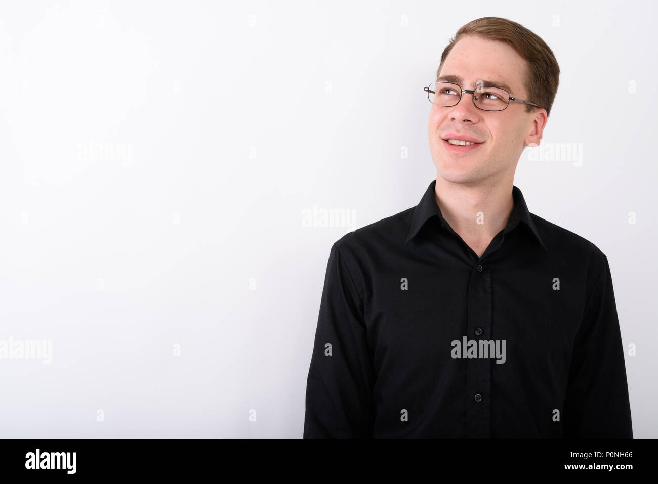 Junge gut aussehender Geschäftsmann vor weißem Hintergrund Stockfoto